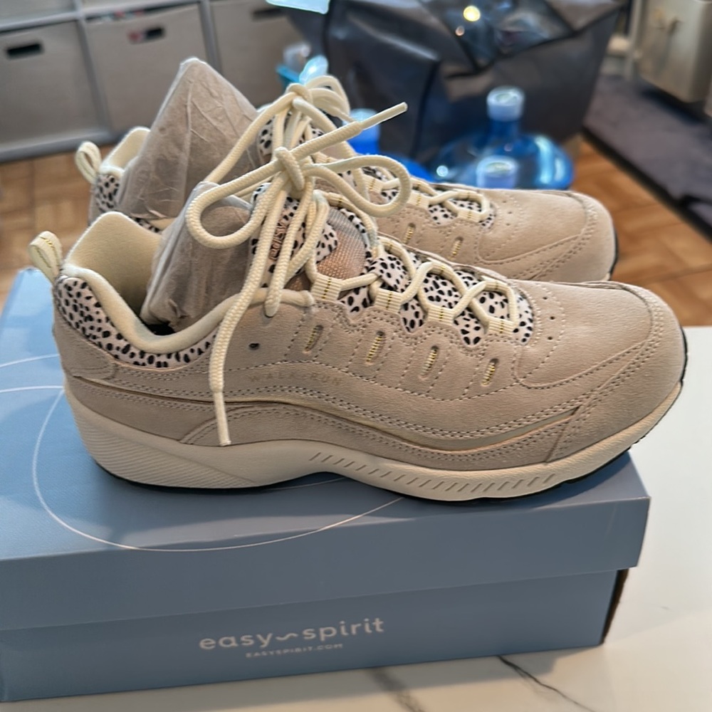 NWT Easy Spirit Romy walking shoe, size 7. - Picture 2 of 6